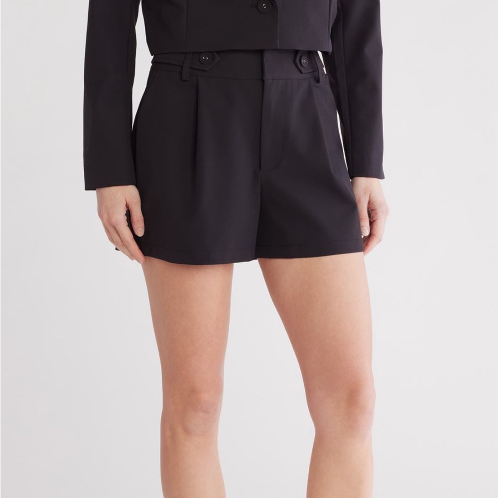 Avec Les Filled Women's Black Pleated Shorts